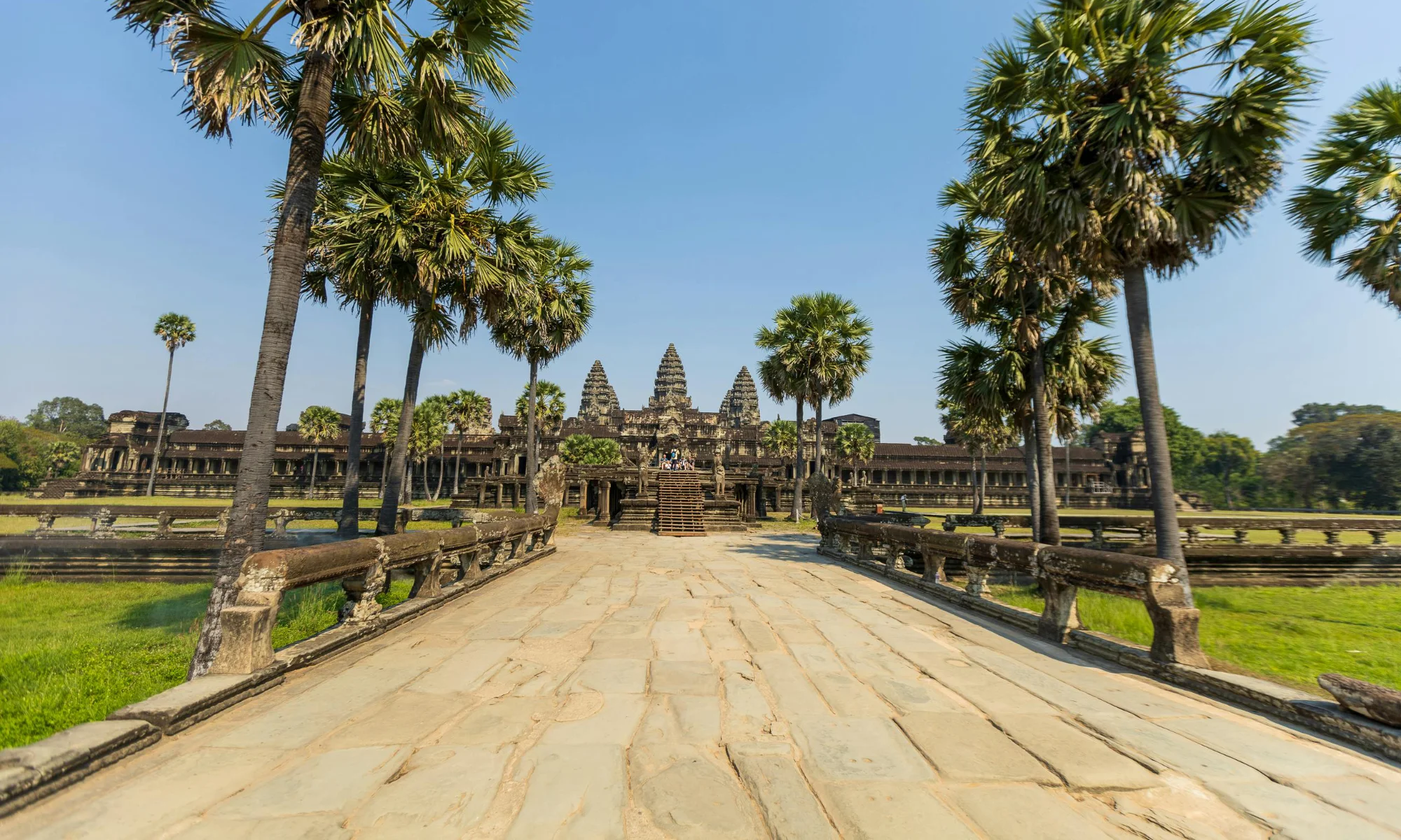 Allée menant vers Angkor Wat, Siem Reap, Cambodge.